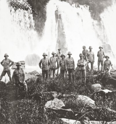 Britse troepen van invasiemachten verfrissen zich bij een waterval door English Photographer
